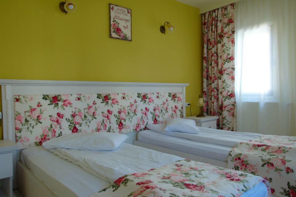 Pensiunea Cabana Soimul Comanesti  Экстерьер фото